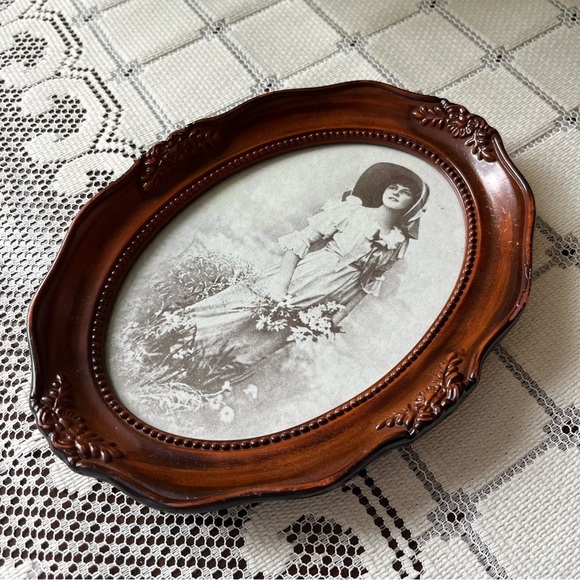Vintage Brown Oval Photo Frame - Picture 2 of 5